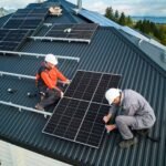Monteurs installeren zonnepanelen op een plat dak in Zoetermeer